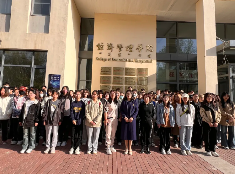 逸馬連鎖商學(xué)院院長洪婷、逸馬阿拉丁戰(zhàn)略陪跑中心資深專家楊濤，為內(nèi)蒙古農(nóng)業(yè)大學(xué)工商管理專業(yè)（連鎖經(jīng)營管理方向）本科生授課