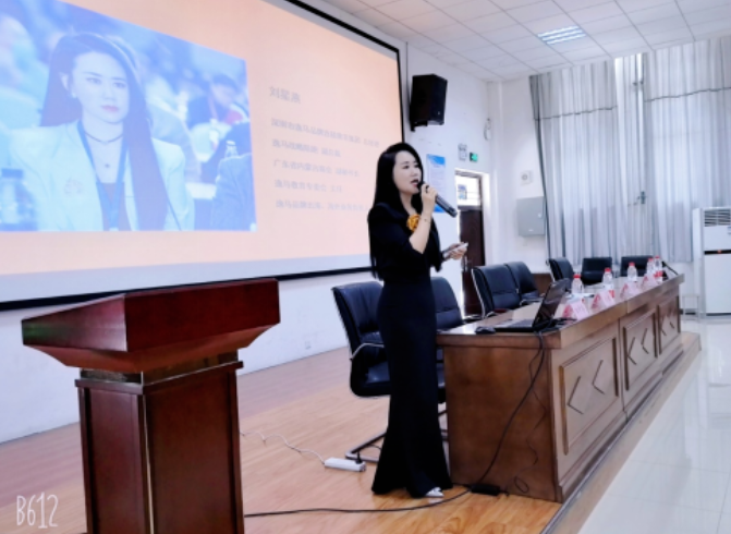 名企招聘進(jìn)校園 校企合作促就業(yè) 深圳市逸馬教育集團(tuán)聯(lián)合河南多所高校，舉行“連鎖人才、青春領(lǐng)航”職業(yè)生涯規(guī)劃和招聘就業(yè)宣講活動