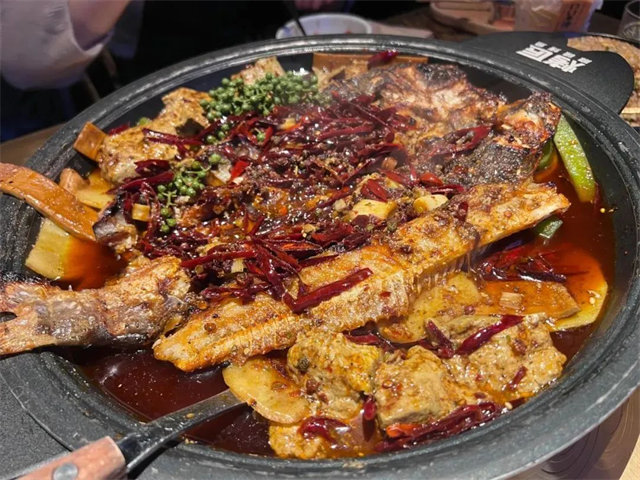 烤匠烤魚：餐飲界的“排隊(duì)王”，如何逆勢火爆？