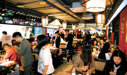 從街邊小店到門店遍布全球！這個(gè)重慶女人年入37億！