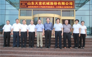 清華大學(xué)建筑設(shè)計(jì)研究院副院長(zhǎng)、研究員侯建群蒞臨