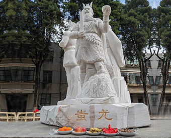 云南石雕黃帝、炎帝、蚩尤雕塑安裝效果展示
