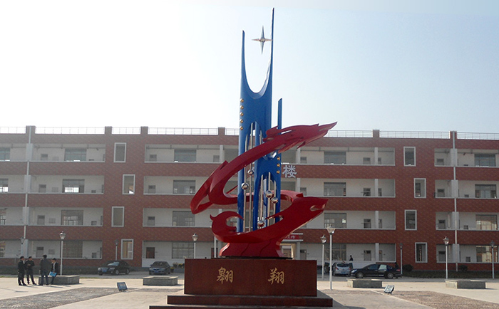 不銹鋼雕塑制作完成之后，需要對表面進(jìn)行打磨噴漆，這樣才可以獲得想要的表面效果，不銹鋼雕塑打磨噴漆有一些注意事項，下面給大家介紹一下。